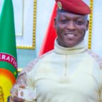 Le Président Ibrahim Traoré recevant sa carte d’identité biométrique AES des mains du ministre de la Sécurité.