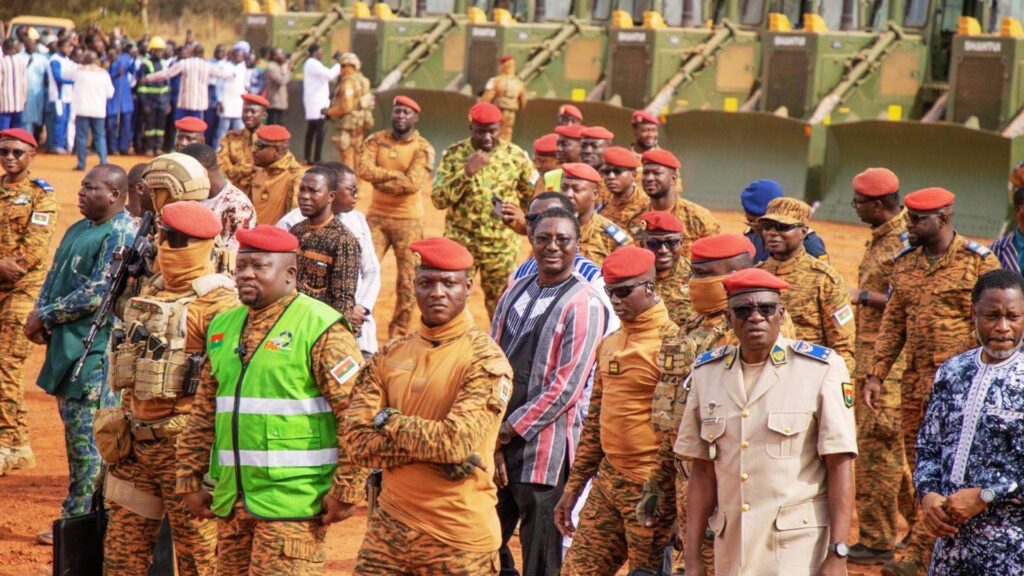 Le Capitaine Ibrahim Traoré remet des engins militaires aux forces armées du Burkina Faso dans le cadre de la reconquête du territoire.