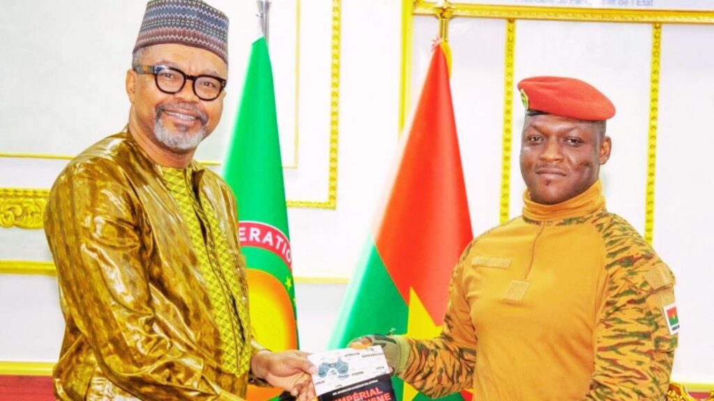 Image choisie à titre d’illustration : le Président du Faso, le Capitaine Ibrahim Traoré, recevant le professeur Franklin Nyamsi à Ouagadougou, dans un contexte de tensions diplomatiques avec le Nigeria.