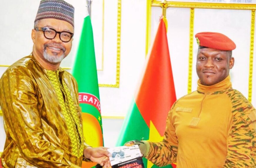 Image choisie à titre d’illustration : le Président du Faso, le Capitaine Ibrahim Traoré, recevant le professeur Franklin Nyamsi à Ouagadougou, dans un contexte de tensions diplomatiques avec le Nigeria.