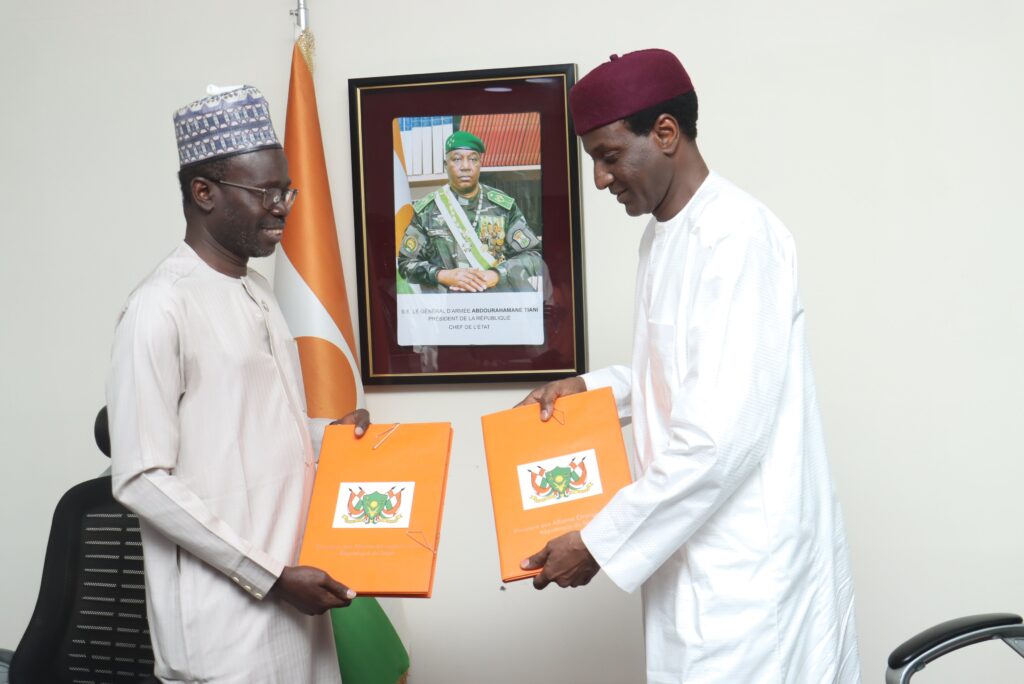 Niger — Signature à Niamey du protocole d’accord entre le Premier ministre et le représentant de la FAO pour un nouveau projet agricole.