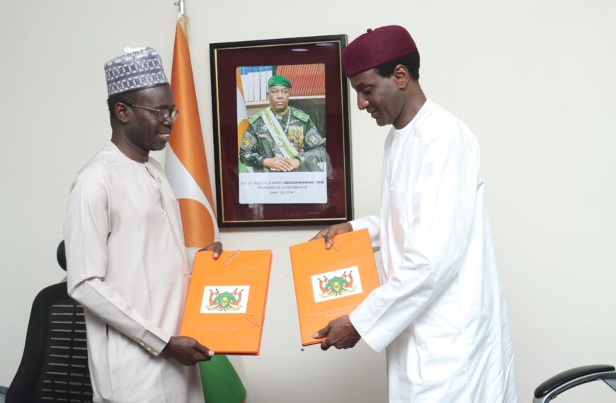 Niger — Signature à Niamey du protocole d’accord entre le Premier ministre et le représentant de la FAO pour un nouveau projet agricole.