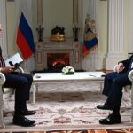 Entretien entre le journaliste américain Keir Simmons et le président russe Vladimir Poutine au Kremlin, à Moscou, en juin 2021.