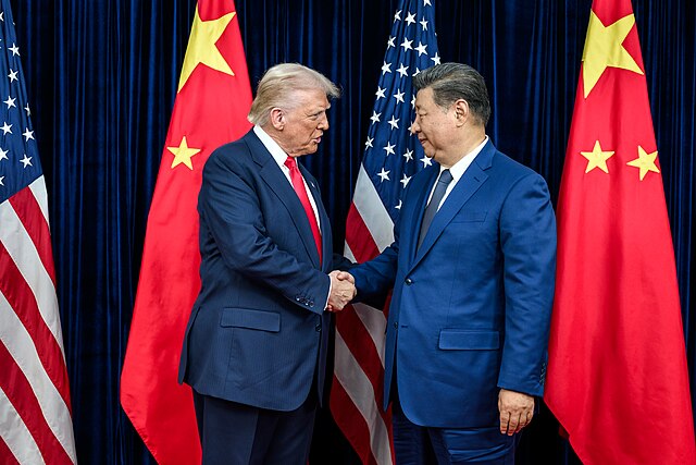 Donald Trump et Xi Jinping se saluent avant une réunion bilatérale États-Unis–Chine à l’aéroport international de Gimhae, en Corée du Sud.