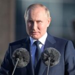 Vladimir Poutine déposant des fleurs au monument « Patrie, Valeur et Honneur » à Moscou.