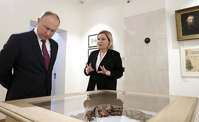 Russie : le président Vladimir Poutine aux côtés de la ministre de la Culture Olga Lioubimova lors d’une visite officielle à la Maison-musée de Dostoïevski à Moscou.