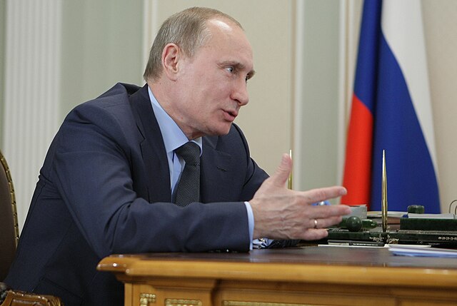 Le Premier ministre russe Vladimir Poutine rencontre Yury Osipov, président de l’Académie russe des sciences, en Russie en 2011, image utilisée pour illustrer la coopération Russie–Inde.