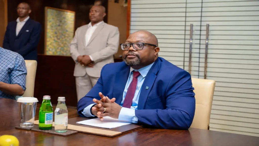 Réunion officielle au Botswana illustrant la politique d’industrialisation et de transformation locale des matières premières.