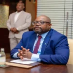 Réunion officielle au Botswana illustrant la politique d’industrialisation et de transformation locale des matières premières.