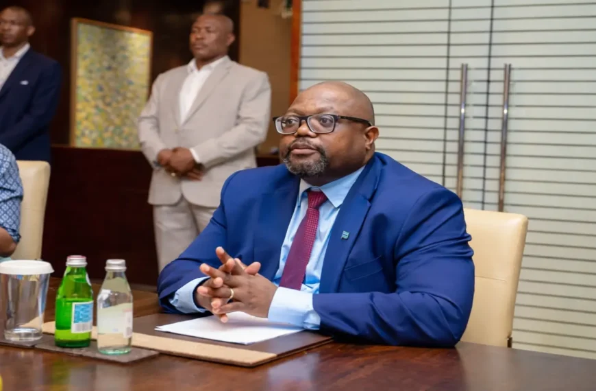 Réunion officielle au Botswana illustrant la politique d’industrialisation et de transformation locale des matières premières.