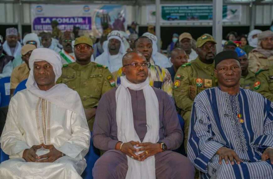 Le Premier ministre burkinabè Rimtalba Ouédraogo assiste à l’ouverture du 17e Festival de l’Aïr à Iferouane, au Niger.