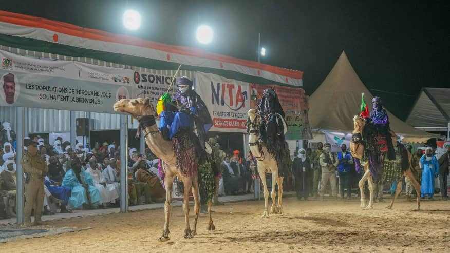 Scènes du 17e Festival de l’Aïr au Niger, avec courses de chameaux, danses traditionnelles et artisanat touareg.