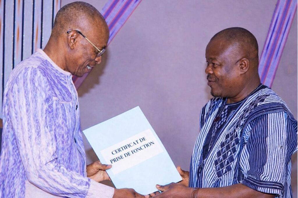 Remise officielle du certificat de prise de fonction à Apollinaire Joachimson Kyélem de Tambèla à Ouagadougou, Burkina Faso.