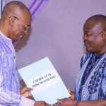 Remise officielle du certificat de prise de fonction à Apollinaire Joachimson Kyélem de Tambèla à Ouagadougou, Burkina Faso.