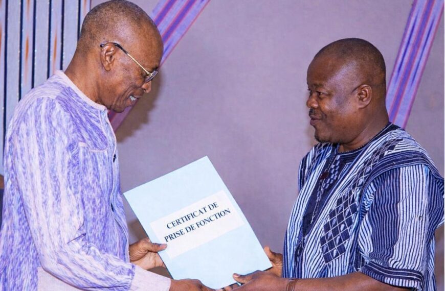 Remise officielle du certificat de prise de fonction à Apollinaire Joachimson Kyélem de Tambèla à Ouagadougou, Burkina Faso.