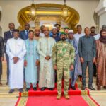 Le Président Assimi Goïta recevant le rapport final de la commission de négociation et de renégociation des sociétés minières du Mali, à Koulouba.