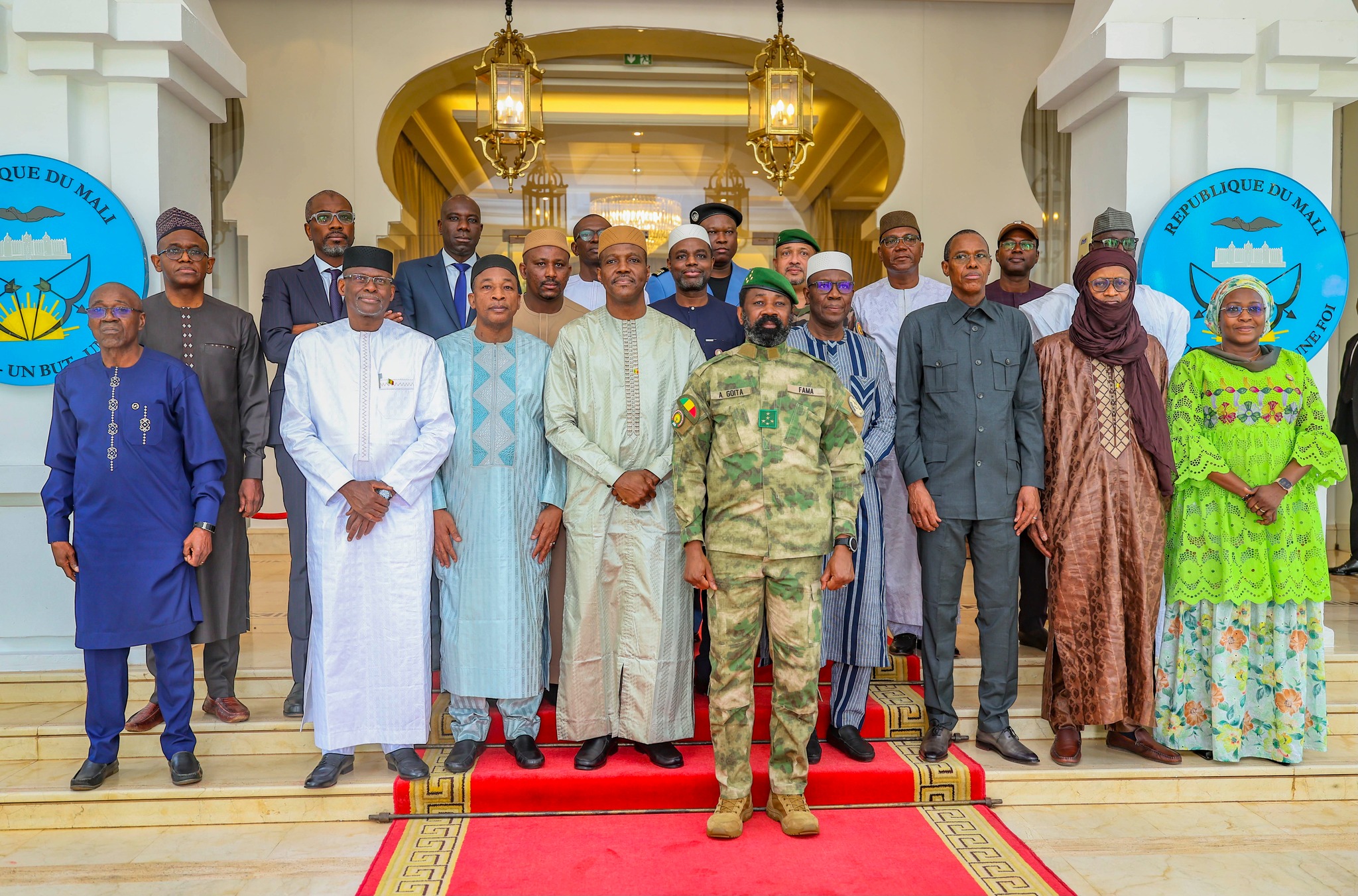 Le Président Assimi Goïta recevant le rapport final de la commission de négociation et de renégociation des sociétés minières du Mali, à Koulouba.