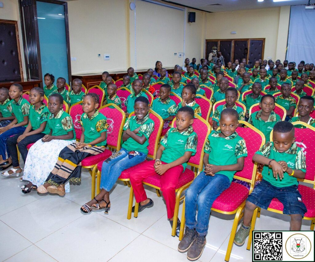 Pupilles de la Nation réunis en salle, suivant attentivement une intervention officielle.
