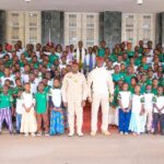 Le Capitaine Ibrahim Traoré échange avec des pupilles de la Nation au palais présidentiel de Koulouba.