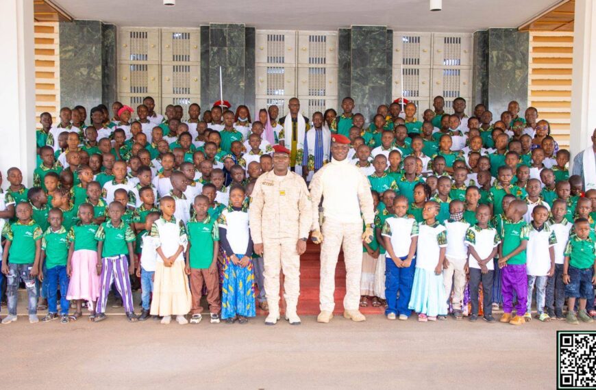 Le Capitaine Ibrahim Traoré échange avec des pupilles de la Nation au palais présidentiel de Koulouba.