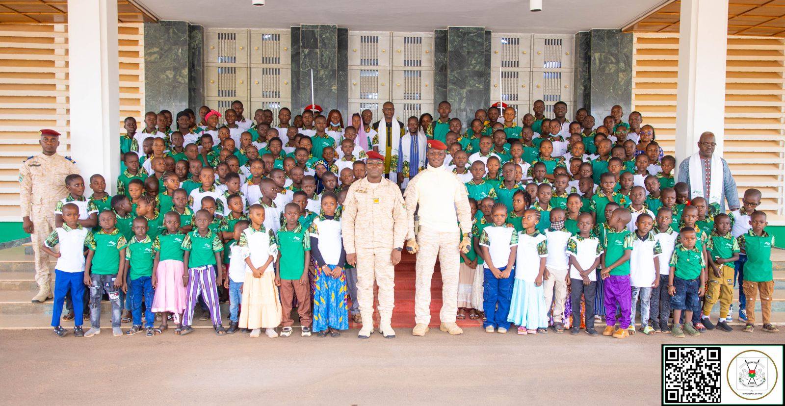 Le Capitaine Ibrahim Traoré échange avec des pupilles de la Nation au palais présidentiel de Koulouba.