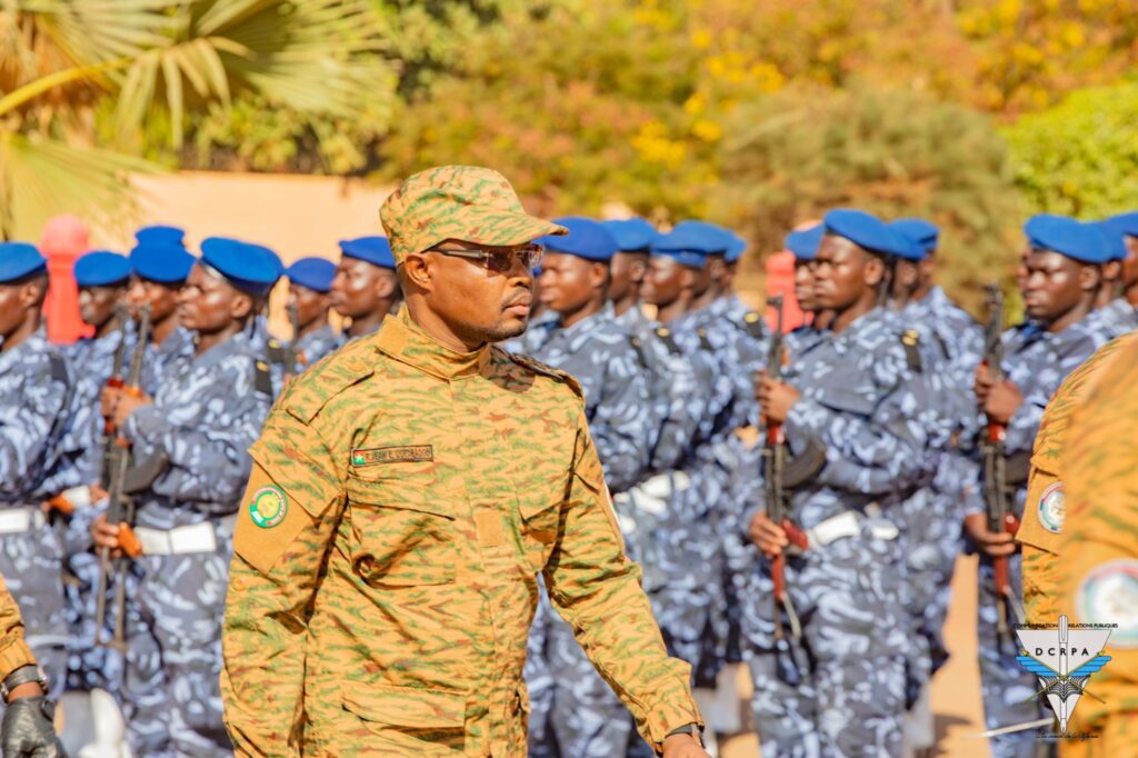 Arrivée du Premier ministre du Burkina Faso représentant le Président du Faso lors d’une mission officielle, dans un contexte diplomatique marqué par la crise au Venezuela.
