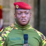 Le Président du Faso, le Capitaine Ibrahim Traoré, lors de la montée des couleurs au palais présidentiel de Koulouba.