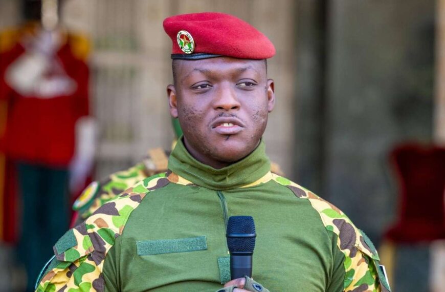 Le Président du Faso, le Capitaine Ibrahim Traoré, lors de la montée des couleurs au palais présidentiel de Koulouba.