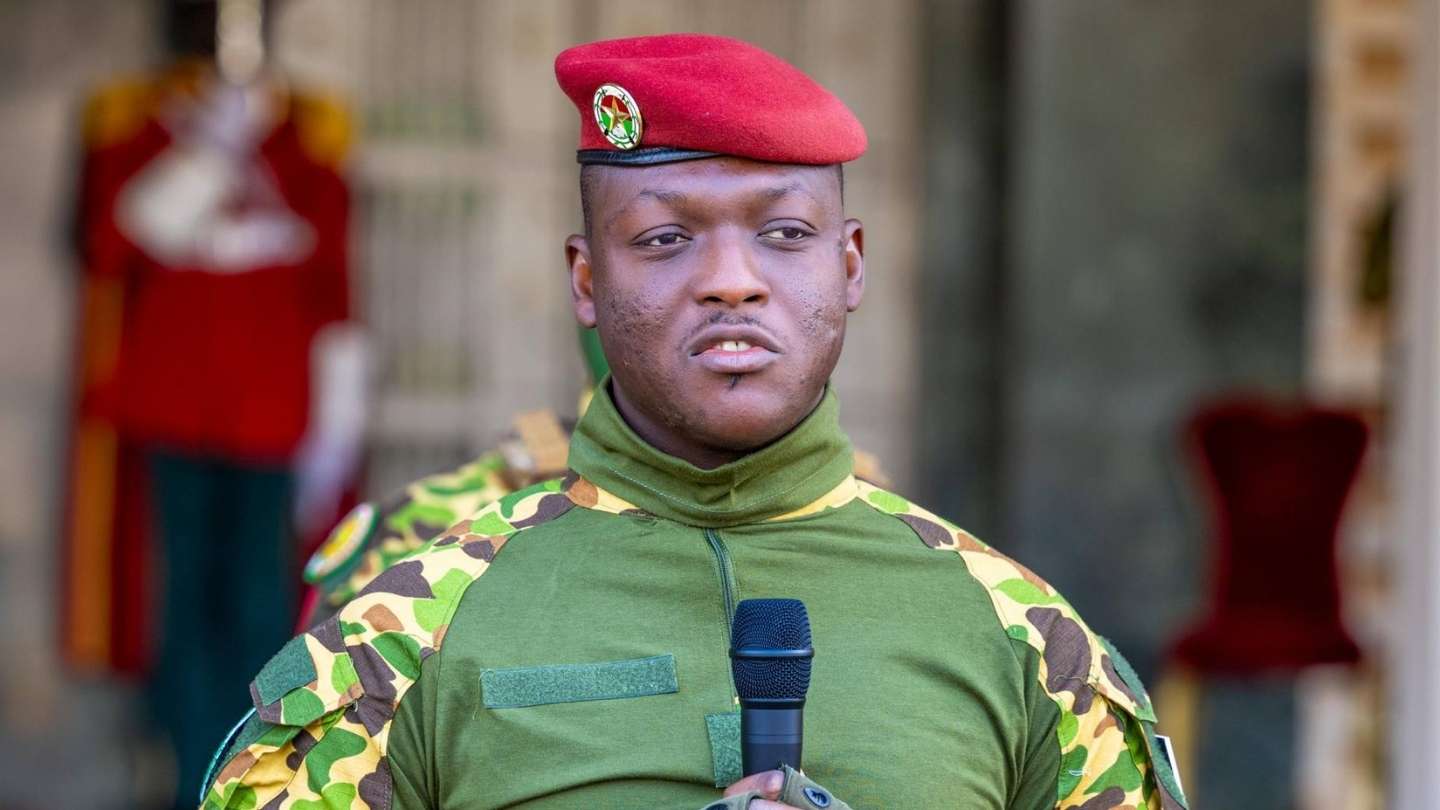 Le Président du Faso, le Capitaine Ibrahim Traoré, lors de la montée des couleurs au palais présidentiel de Koulouba.