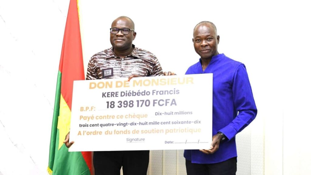 Au Burkina Faso, le ministre Aboubakar Nacanabo reçoit un chèque remis par l’architecte Francis Kéré à Ouagadougou.