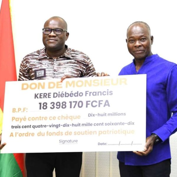 Au Burkina Faso, le ministre Aboubakar Nacanabo reçoit un chèque remis par l’architecte Francis Kéré à Ouagadougou.