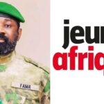 Au Mali, portrait du président de transition Assimi Goïta à côté du logo du journal Jeune Afrique.