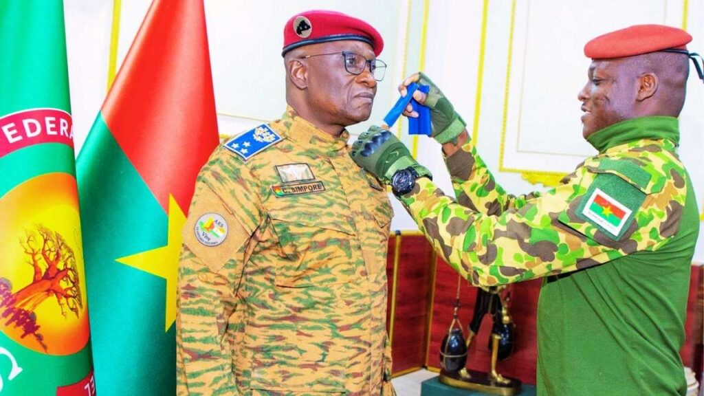 Le Président du Faso remet les épaulettes de général de division à Célestin Simporé lors d’une cérémonie officielle au Burkina Faso.