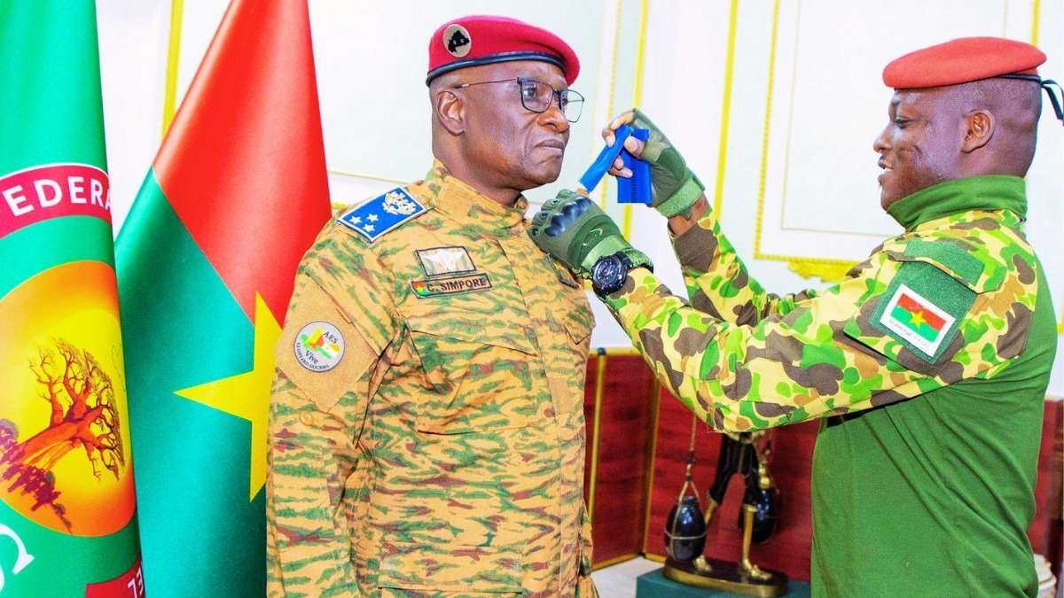 Le Président du Faso remet les épaulettes de général de division à Célestin Simporé lors d’une cérémonie officielle au Burkina Faso.