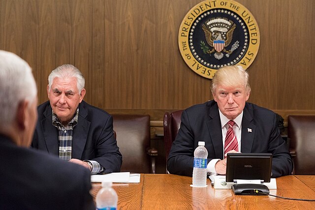 Donald Trump et Rex Tillerson lors d’une réunion du cabinet américain à Camp David, en septembre 2017, dans un contexte souvent cité comme révélateur du déclin américain sur la scène internationale.