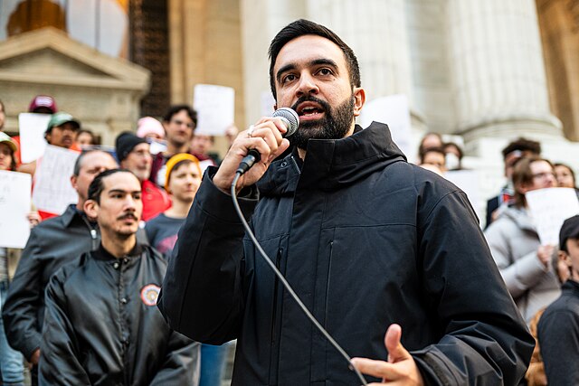 Zohran Mamdani lors du rassemblement « Resist Fascism » à Bryant Park, New York, octobre 2024.