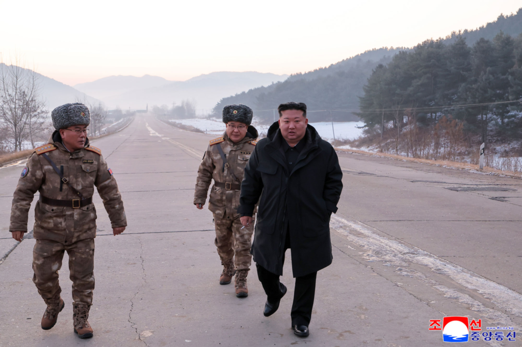 Kim Jong-un lors d’un exercice de lancement de missile hypersonique en Corée du Nord, selon KCNA.