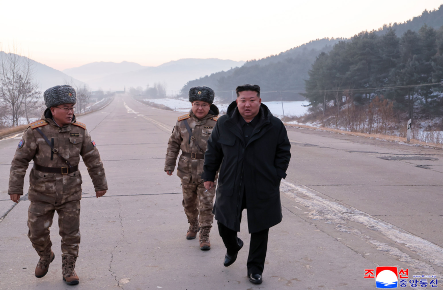 Kim Jong-un lors d’un exercice de lancement de missile hypersonique en Corée du Nord, selon KCNA.