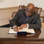 Félix Tshisekedi signe le livre d’or au Département d’État américain en 2020.