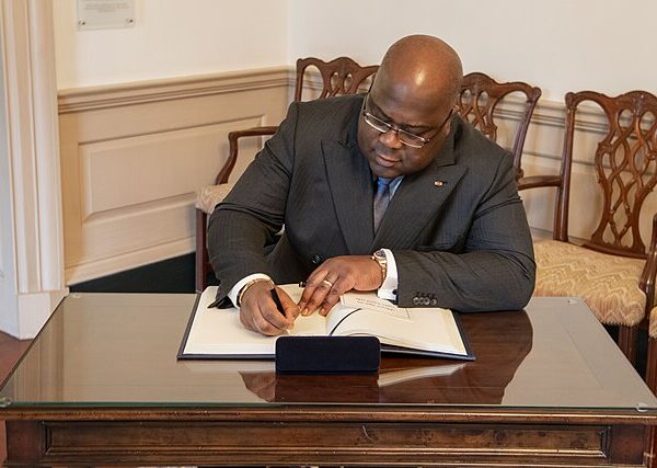 Félix Tshisekedi signe le livre d’or au Département d’État américain en 2020.