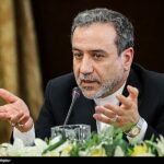 Abbas Araghchi, ministre iranien des Affaires étrangères, lors d’une conférence en Iran, image utilisée pour illustrer les tensions énergétiques et géopolitiques