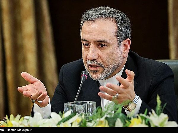 Abbas Araghchi, ministre iranien des Affaires étrangères, lors d’une conférence en Iran, image utilisée pour illustrer les tensions énergétiques et géopolitiques
