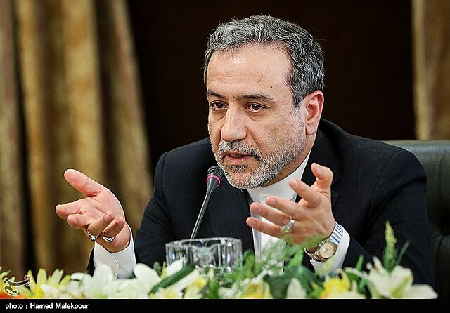 Abbas Araghchi, ministre iranien des Affaires étrangères, lors d’une conférence en Iran, image utilisée pour illustrer les tensions énergétiques et géopolitiques
