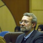 Portrait d’Ali Larijani, homme politique iranien, dans un contexte de tensions avec Israël.