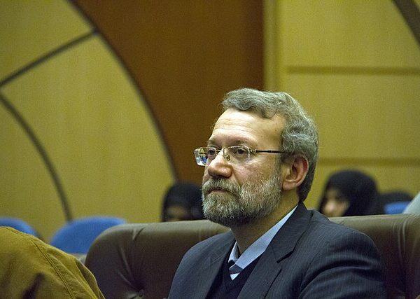 Portrait d’Ali Larijani, homme politique iranien, dans un contexte de tensions avec Israël.