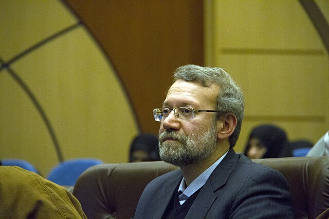 Portrait d’Ali Larijani, homme politique iranien, dans un contexte de tensions avec Israël.