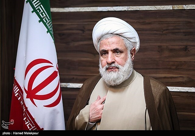 Naïm Qassem, dirigeant du Hezbollah, lors d’une visite officielle au bureau de l’agence Tasnim.