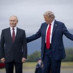 Donald Trump accueille Vladimir Poutine en Alaska, image utilisée pour illustrer les tensions autour du pétrole et de l’énergie.