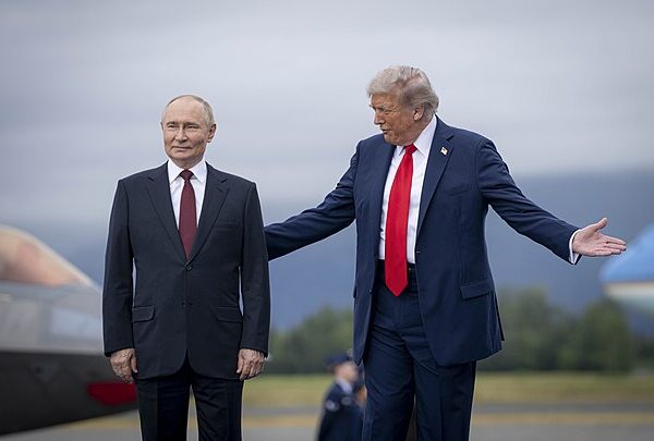 Donald Trump accueille Vladimir Poutine en Alaska, image utilisée pour illustrer les tensions autour du pétrole et de l’énergie.
