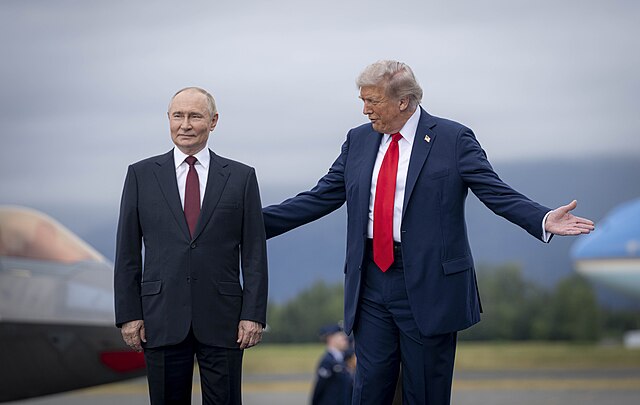 Donald Trump accueille Vladimir Poutine en Alaska, image utilisée pour illustrer les tensions autour du pétrole et de l’énergie.